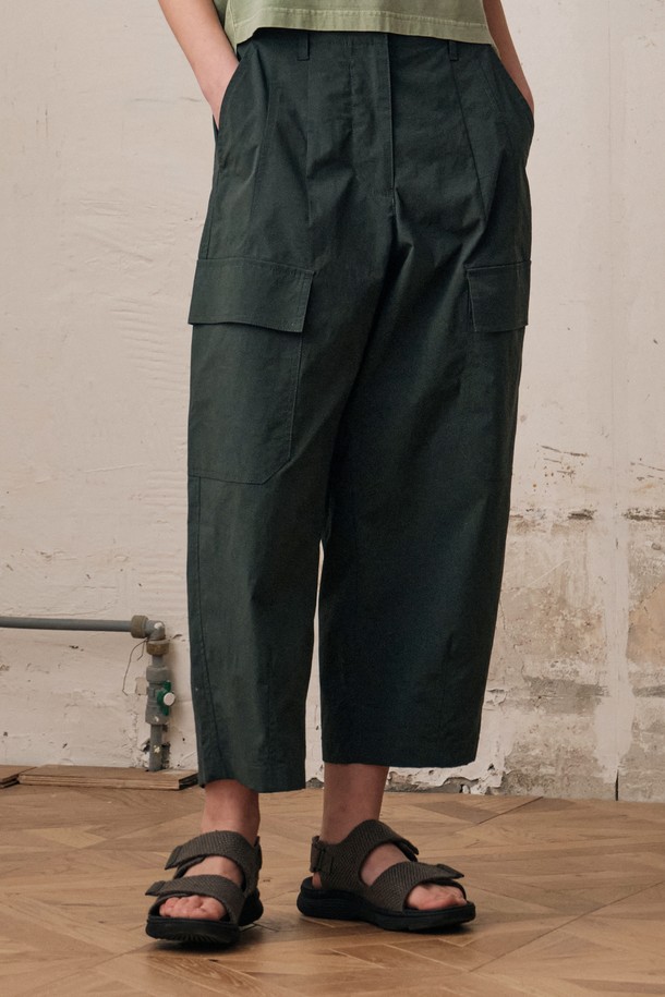 **여성 코쿤 카고 팬츠 (모스 그린)**

일상, 산책 등 가벼운 활동에 적합한 여성용 카고 팬츠입니다. 모스 그린 컬러의 루즈핏 세미배기 스타일로, 스트릿 및 캐주얼 무드를 연출합니다. 봄, 여름, 가을 시즌에 활용하기 좋은 9부 기장의 얇은 두께감으로, 부드러운 촉감과 스트레치 소재의 편안한 착용감을 선사합니다. 카고 스타일 디자인이 돋보이는 무지 패턴의 바지로, 다양한 상의와 매치하여 스타일리시한 룩을 완성해보세요.
