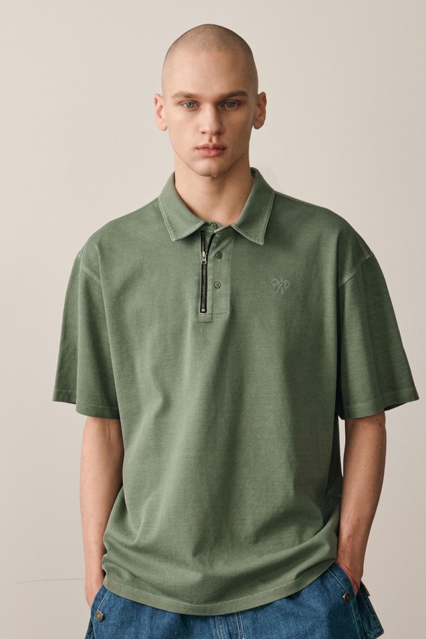 D.Khaki 컬러의 피그먼트 메탈 PQ 반팔 티셔츠는 피그먼트 가공과 메탈 지퍼 디테일로 포인트를 준 남성용 상의입니다. 면 소재로 제작되었으며, 카라 디자인의 레귤러 핏으로 일상 및 아웃도어 활동에 모두 적합한 캐주얼 스타일을 연출합니다. 여름 시즌에 어울리는 반소매 디자인으로, 프리미엄 캐주얼 감성을 더했습니다.
