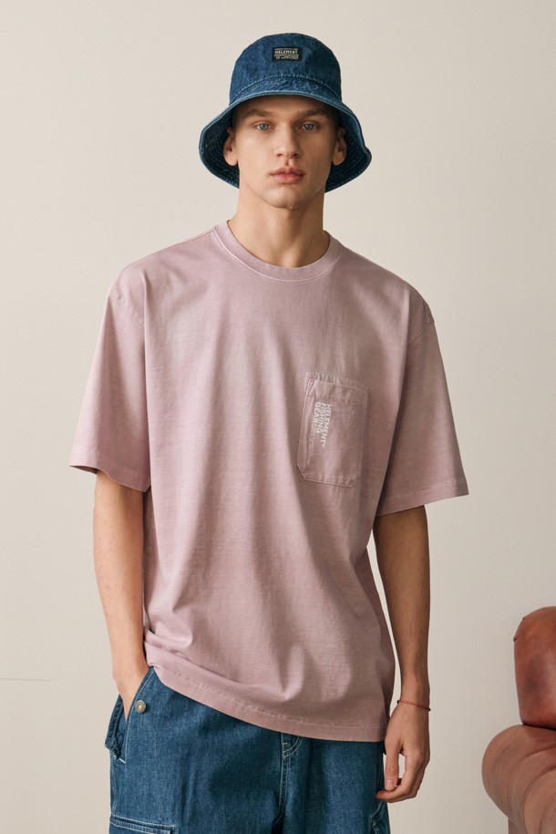 H2 다잉 포켓 반팔티셔츠는 핑크 색상의 면 소재로 제작되었으며, 피그먼트 다잉 기법이 적용되어 자연스러운 색감이 돋보입니다. 가슴 부분의 로고 포인트와 소매단, 밑단의 수공예 스타일 스티치가 특징이며, 봄, 여름에 일상복이나 스트릿 스타일로 연출하기 좋습니다. 얇고 부드러운 촉감의 레귤러 핏 라운드넥 반팔 티셔츠입니다.
