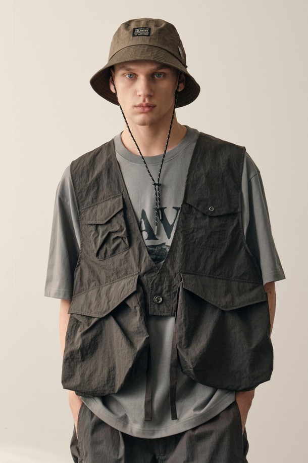 스트리트 포켓 베스트 (D BROWN)는 남성용 아우터 베스트입니다. 얇은 두께감의 나일론 소재로 제작되어 가볍게 걸치기 좋으며, 다크브라운 컬러로 다양한 스타일에 매치하기 용이합니다. 앞면 아웃포켓과 대용량 백포켓, 경량 패딩 디자인을 적용하여 수납력과 실용성을 높였으며, 컴팩트하게 패킹하여 여행이나 아웃도어 활동 시에도 유용합니다. 레귤러핏과 버튼 여밈 방식으로 캐주얼, 스트리트, 고프코어 스타일을 연출하기 좋으며, 봄, 여름, 가을 계절에 여행룩, 캠핑룩, 가을 나들이룩으로 활용하기 좋습니다.
