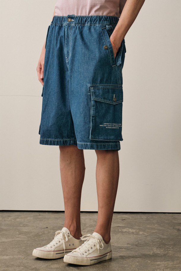 블루 컬러의 데님 스트링 카고 숏팬츠는 봄, 여름 시즌에 일상 및 아웃도어 활동에 적합하며, 캐주얼한 스타일을 연출합니다. 밴딩 처리된 허리, 사이드 버튼형 아웃포켓, 3D 패턴, 인체공학적 밑위 디자인이 적용되었으며, 면 소재의 레귤러핏과 컴포트핏으로 편안하게 착용할 수 있습니다.
