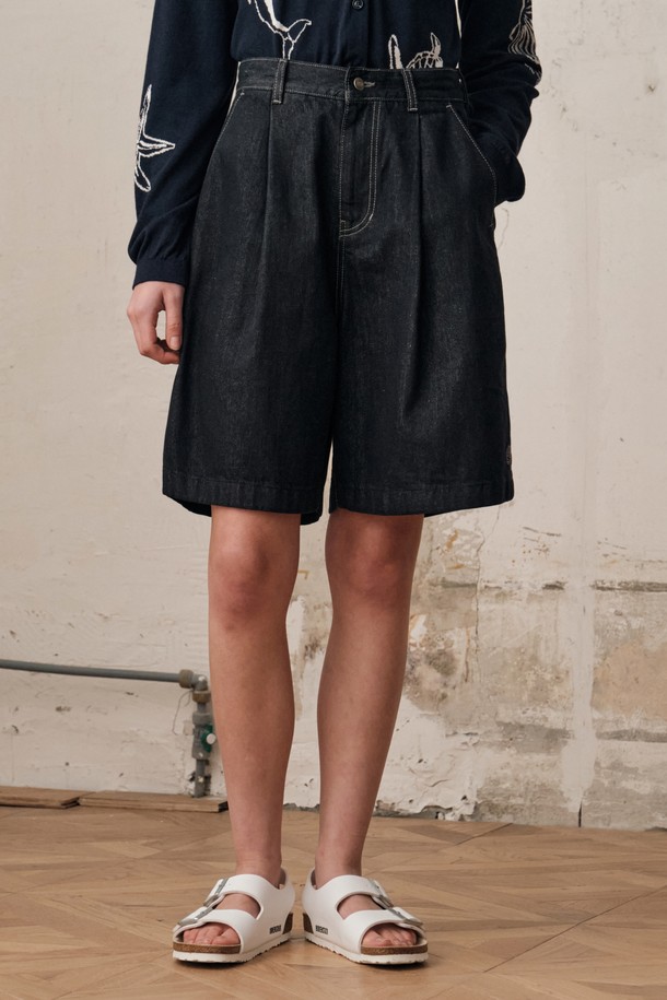 네이비 컬러의 여성 로우 데님 숏팬츠입니다. 봄, 여름 시즌에 적합하며, 미니멀하고 캐주얼한 스타일을 연출하기 좋습니다. 레귤러핏으로 편안하게 착용 가능하며, 앞쪽 주름턱 디테일과 뒤판 요크 부위 다트 디테일이 특징입니다. 밑단 셋자수 포인트로 포인트를 더했으며, "동네 마실룩"이나 "쇼핑룩"에 활용하기 좋은 아이템입니다. 캐주얼, 미니멀, 클래식 스타일을 즐겨 입는 분들께 추천합니다.
