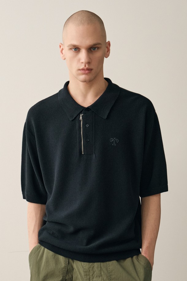 네이비 컬러의 니트 집업 카라 반팔입니다. 남성용으로, 일상 및 데일리룩에 적합하며 여름철 시원하게 착용할 수 있습니다. 얇은 두께감과 부드러운 촉감의 레이온, 나일론, 린넨 혼방 소재로 제작되어 통기성이 뛰어납니다. 메탈 지퍼 디테일과 고급 린넨 혼방사가 돋보이며, 기본 니트 반팔과 차별화된 디자인을 제공합니다. 캐주얼, 미니멀, 클래식 스타일을 아우르며 여름 바캉스룩으로도 활용 가능합니다.
