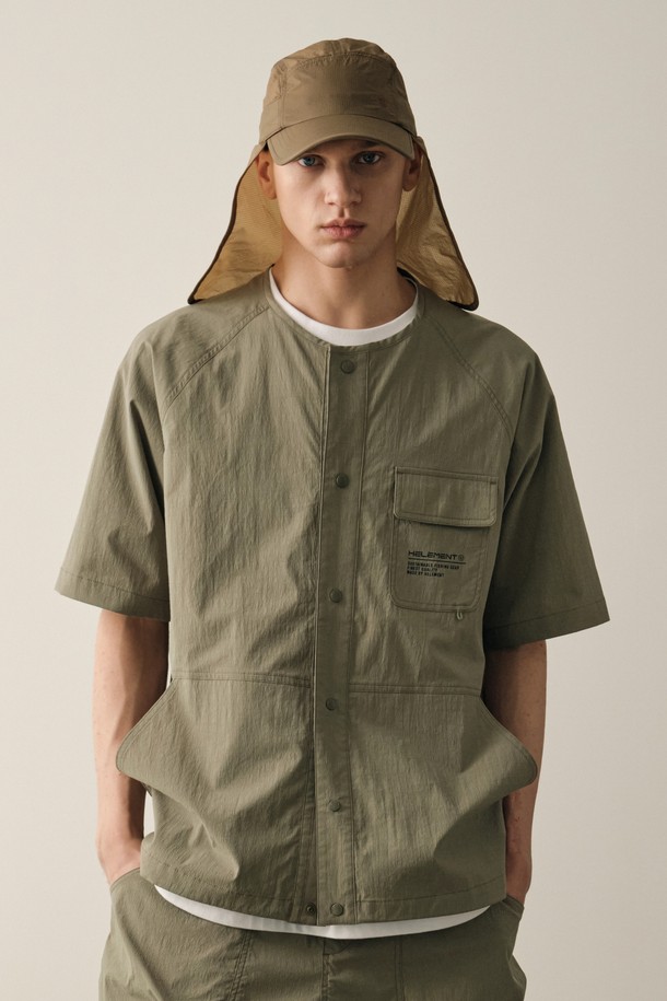 남성용 크루 라운드넥 반팔 셔츠입니다. L 카키 색상으로, 일상복은 물론 레이어드 스타일에도 활용하기 좋습니다. 프리미엄 코튼 혼방 소재를 사용하여 부드러운 촉감을 느낄 수 있으며, 워싱 가공으로 자연스러운 표면감을 더했습니다.
