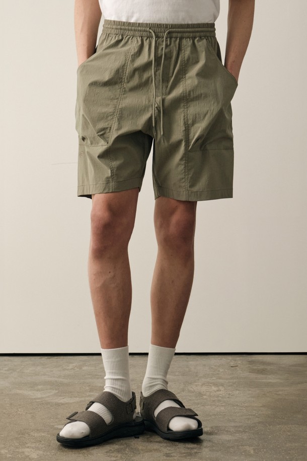 남성용 스트링 컴피 숏팬츠는 카키 색상의 얇고 부드러운 나일론, 면, 스판덱스 혼방 소재로 제작되었으며, 흡습 및 속건 기능이 있어 일상, 수영, 캠핑 등 다양한 아웃도어 활동에 적합합니다. 무지 패턴의 레귤러핏에 컴포트핏으로 편안함을 제공하며, 밴딩과 스트링 디테일로 사이즈 조절이 용이하고 폴딩이 가능하여 휴대성이 좋습니다. 여름 시즌에 어울리는 캐주얼하고 스트릿한 스타일의 숏 기장 숏팬츠입니다.
