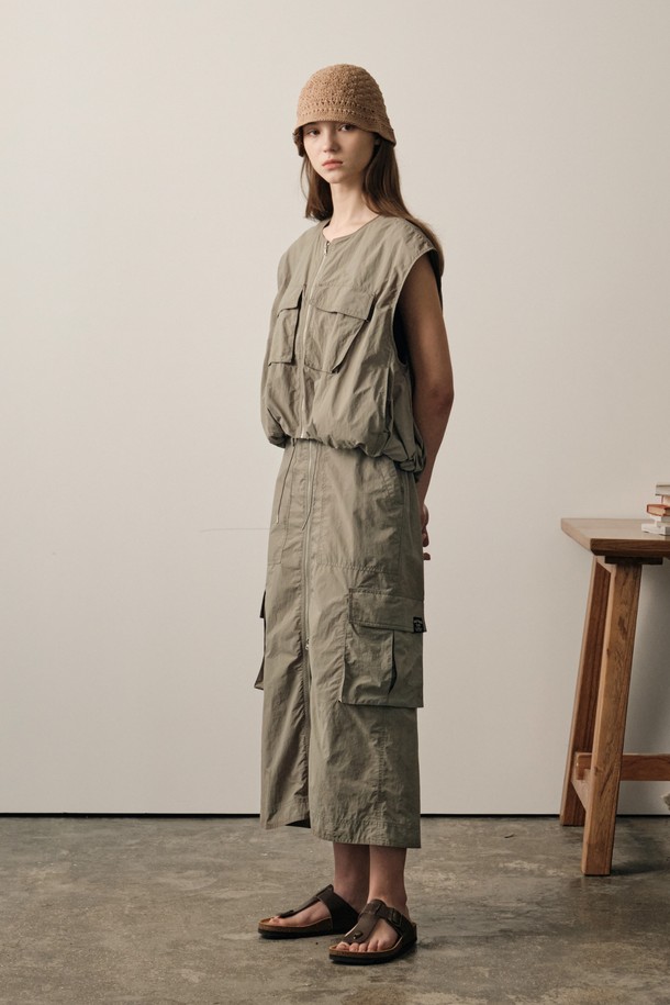 여성용 L 카키 컬러 필드 카고 스커트 세트입니다. 크롭 스타일 베스트와 카고 스커트 구성이며, 2-WAY 지퍼 디테일과 아우터 포켓이 특징입니다. 나일론 소재의 H라인 스커트는 밀리터리 및 캐주얼 무드를 연출하며, 일상과 아웃도어 활동 모두에 적합합니다.
