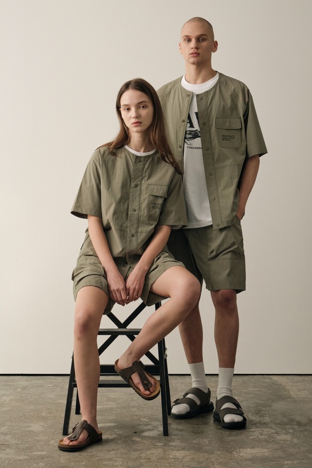 크루 컴피 하프 SET는 여름철 일상, 수영, 캠핑, 아웃도어 활동에 적합한 공용 세트 상품입니다. 카키 색상의 상하의 세트로, 얇고 부드러운 나일론, 면, 스판덱스 혼방 소재를 사용하여 편안한 착용감을 제공하며, 밴딩 허리와 스트링 디테일로 활동성을 더했습니다. 레귤러핏의 반바지 기장이며, 무지 패턴의 카디건 스타일 상의가 함께 제공되는 수영복 겸용 캐주얼, 스포티 스타일의 세트입니다.
