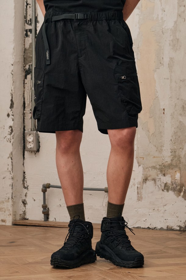 웨어러블 포켓 숏팬츠 (블랙)는 활동적인 당신을 위한 하이킹, 캠핑, 피싱, 일상생활에 적합한 숏팬츠입니다. 봄, 여름 시즌에 어울리는 얇고 부드러운 나일론, 폴리에스테르 혼방 소재로 제작되어 가볍고 편안한 착용감을 선사합니다. 레귤러핏 디자인에 허리 밴딩과 사이즈 조절 기능이 있어 활동성을 높였으며, 더블 아우터 포켓과 지퍼 포켓으로 수납력을 강화했습니다. 웨빙 벨트 디테일로 스타일리시함을 더했으며, 캐주얼, 스포티, 미니멀한 스타일을 연출하기 좋습니다. 캠핑룩, 여행룩에 활용하여 멋스러운 스타일을 완성해보세요.
