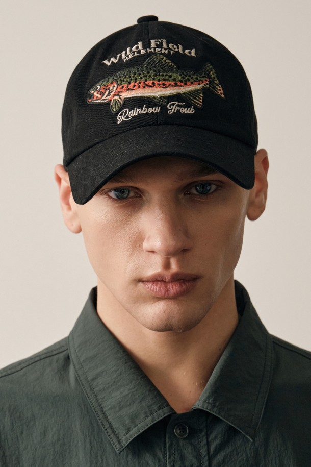 레인보우 코튼 볼캡 (BLACK)은 캐주얼, 레트로, 스포티 스타일을 즐기는 남녀 모두에게 어울리는 모자입니다. 봄, 여름 시즌에 착용하기 좋으며, 12cm 깊이로 편안한 착용감을 선사합니다. 면 소재로 제작되어 흡습 및 속건 기능이 뛰어나 쾌적함을 유지하며, 블랙 컬러에 레트로 피싱 감성의 레인보우 트라우트 자수 디테일이 포인트입니다. 여행룩에 개성을 더하고 싶을 때 활용하기 좋습니다. 내부 땀 흡수 기능성 로고 자카드 직조로 꼼꼼하게 마감되었습니다.
