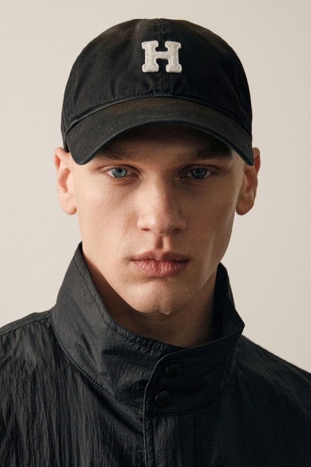 빈티지 어반 볼캡 (블랙)은 스트릿, 캐주얼 스타일을 즐기는 모두를 위한 사계절 필수 아이템입니다. 면 소재로 제작되어 편안한 착용감을 선사하며, 흡습속건 기능으로 쾌적함을 유지해 줍니다. 빈티지 워싱 디테일이 돋보이는 디자인에, 안쪽 땀받이 부분에는 기능성 로고 자카드 원단을 사용하여 실용성을 더했습니다. 산책룩, 여행룩 등 어떤 TPO에도 스타일리시하게 매치할 수 있는 블랙 컬러의 볼캡입니다. 모자 깊이 12cm로, 데일리 패션에 포인트 주기 좋습니다.
