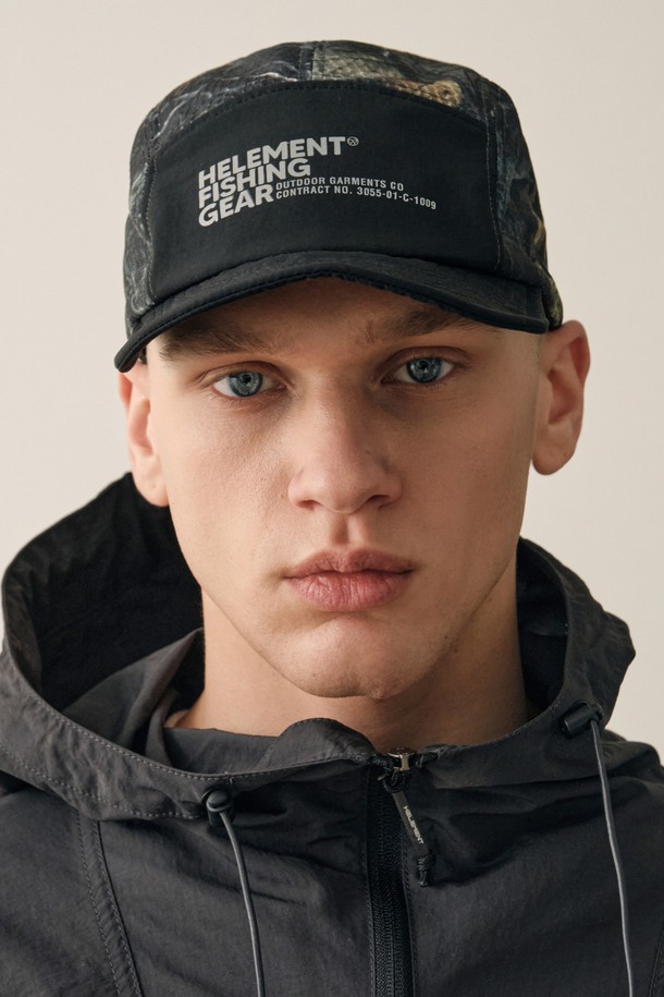 리얼 카모 캠프캡 (CAMO BLACK)은 남녀 모두 착용 가능한 캠프캡입니다. 나일론 소재로 제작되어 봄, 여름 시즌에 시원하게 착용할 수 있으며, 카모 블랙 패턴이 특징입니다. 모자 깊이 11cm, 챙 길이 6cm로 디자인되었으며, 사이즈 조절이 가능하여 편안한 착용감을 제공합니다. 일상, 산책, 여행 등 다양한 TPO에 캐주얼, 미니멀, 스트리트 스타일로 연출하기 좋습니다. 로고 디자인이 돋보이는 캠프캡으로, 스타일리시함을 더해보세요.
