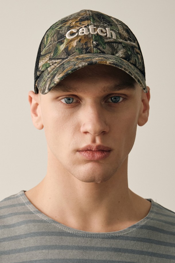 리얼카모 캐치 트러커(CAMO)는 캐주얼, 고프코어, 스포티 스타일을 아우르는 모자입니다. 면과 나일론 혼방 소재로 제작되어 부드러운 촉감과 흡습, 속건, 통기성을 제공하여 사계절 내내 쾌적하게 착용할 수 있습니다. 카모 패턴과 메쉬 패널, 로고 디자인이 돋보이며, 캠핑, 등산, 여행 등 다양한 TPO에 활용하기 좋습니다. 모자 깊이 12cm의 프리사이즈로 제작되었습니다.
