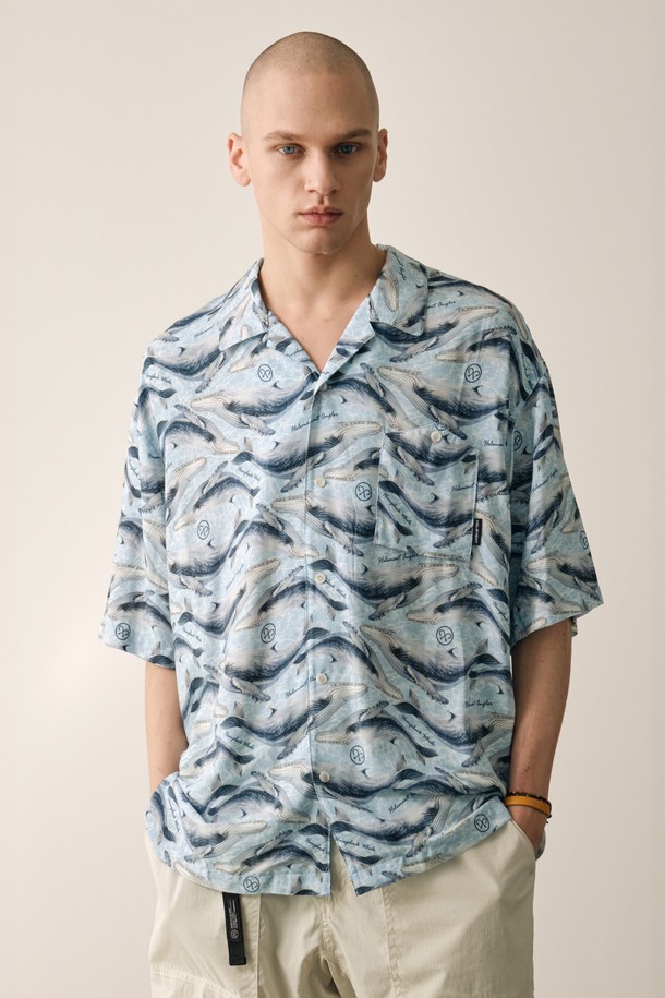 웨일 비치 반팔 셔츠는 시원한 라이트 블루 색상의 남성용 반팔 셔츠입니다. 부드러운 레이온 소재로 제작되었으며, 얇은 두께와 루즈핏 디자인으로 여름철 일상 및 야외 활동에 쾌적함을 더합니다. 고래 그래픽 프린트가 돋보이는 캐주얼 스타일의 카라 셔츠로, 통기성이 뛰어나 편안하게 착용할 수 있습니다.
