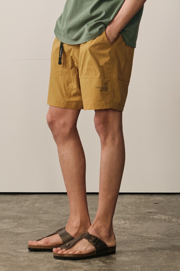 일상과 아웃도어 활동에 적합한 남성용 브레이크 에어 숏팬츠입니다. 머스타드 색상의 이 숏팬츠는 나일론과 스판덱스 혼방 소재로 제작되어 가볍고 신축성이 뛰어나며, 3D 패턴과 밴딩으로 편안한 착용감을 제공합니다. 얇고 부드러운 무지 패턴의 레귤러핏 디자인으로, 여름철 스포티하고 캐주얼한 스타일을 연출할 수 있습니다.
