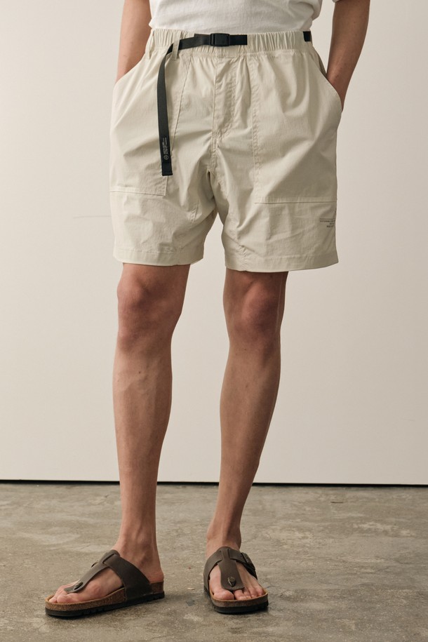 부드러운 촉감의 브레이크 에어 숏팬츠는 아이보리 색상으로, 나일론과 스판덱스 혼방 소재를 사용하여 제작되었습니다. 3차원 패턴과 내장형 밴드를 적용한 도시적인 디자인으로, 일상생활은 물론 아웃도어 활동에도 적합하며, 밴딩 디자인으로 편안한 착용감을 제공합니다. 얇은 두께감으로 여름철에도 시원하게 착용 가능하며 남성용 레귤러핏 숏팬츠입니다.
