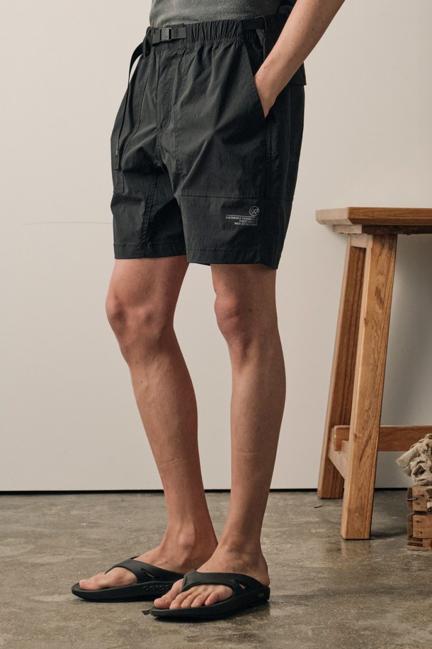 브레이크 에어 숏팬츠 (BLACK)는 남성을 위한 여름용 숏팬츠입니다. 나일론과 스판덱스 혼방 소재로 제작되어 부드러운 촉감과 얇은 두께로 시원하게 착용할 수 있습니다. 레귤러핏으로 편안하며, 무지 디자인에 블랙, 아이보리, 머스타드 3가지 색상으로 출시되었습니다. 3D 인체공학적 패턴과 내장형 웨이스트 벨트가 특징이며, 일상, 아웃도어, 액티브웨어, 휴가룩 등 다양한 TPO에 활용 가능합니다. 스포티, 캐주얼, 미니멀 스타일을 즐기는 분들께 추천합니다.
