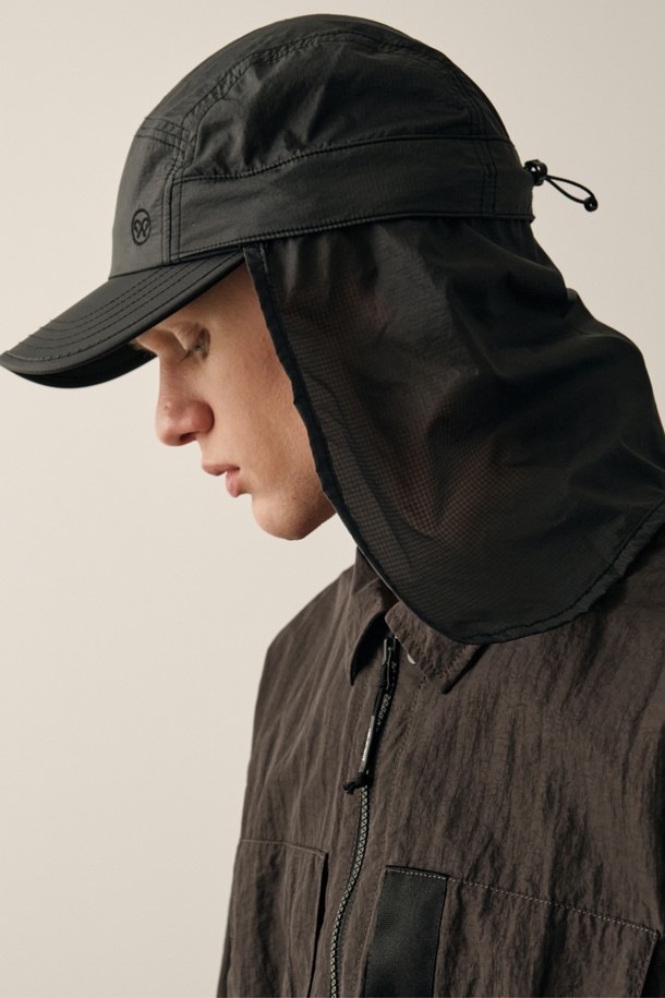 라이트 피셔 나일론 볼캡 (D GREY)은 아웃도어 활동에 최적화된 볼캡입니다. 다크그레이와 탄 두 가지 색상으로 출시되었으며, 여름철 피싱, 등산, 캠핑 등 다양한 아웃도어 활동에 적합합니다. 초경량 나일론 소재로 제작되어 가볍고 얇은 두께감을 자랑하며, 12.5cm의 모자 깊이와 22cm 챙 넓이로 편안한 착용감을 제공합니다. 자외선 차단, 발수, 흡습속건 기능이 있으며, 탈부착 차양막과 땀받이 로고 자카드 웨빙, 2-WAY 디자인으로 활용성을 높였습니다. 고프코어, 캐주얼, 스포티 스타일을 즐기는 분들께 추천합니다.
