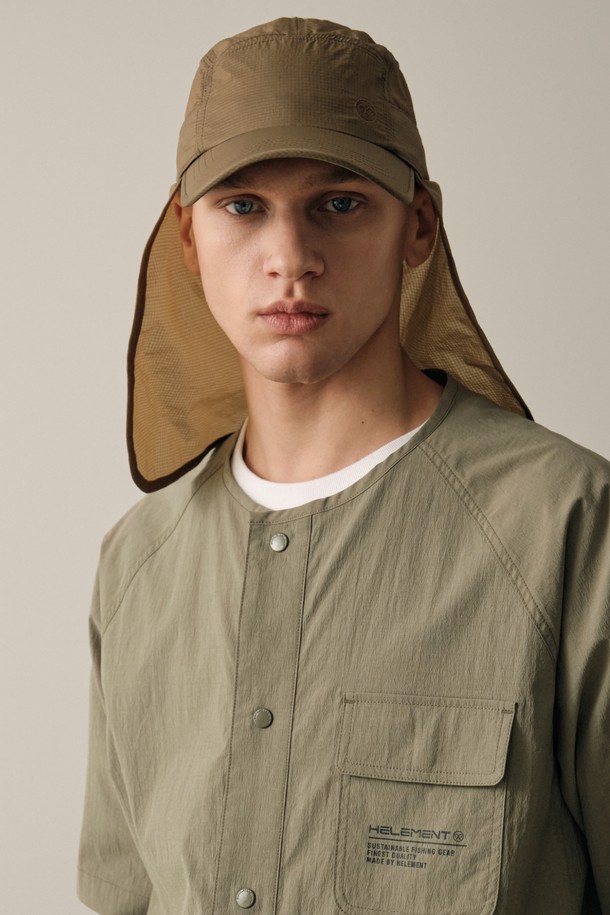 라이트 피셔 나일론 볼캡 (TAN)은 가볍고 시원한 착용감을 제공하는 여름용 볼캡입니다. 얇은 두께의 나일론 소재로 제작되어 땀 흡수와 빠른 건조 기능을 갖췄으며, 자외선 차단 기능으로 야외 활동 시에도 안심하고 착용할 수 있습니다. 탈부착 가능한 챙 디자인은 다양한 스타일 연출을 돕고, 2-WAY 기능성으로 실용성을 더합니다. 캠핑룩, 여행룩, 휴가룩 등 캐주얼, 미니멀, 고프코어 스타일 모두에 잘 어울리는 필수 아이템입니다.
