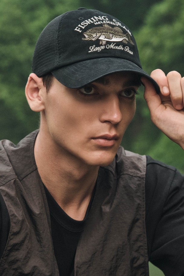 빅배스 블랙 트러커 (BLACK)는 남녀 모두 착용 가능한, 레트로 피싱 스타일의 트러커캡입니다. 시원한 메쉬 구조와 면, 폴리에스테르 혼방 소재로 제작되어 여름철에도 쾌적하게 착용할 수 있습니다. 모자 전면에 물고기 자수, 메쉬 디자인 장식이 포인트로 들어가 있으며, 헤드 둘레는 58cm입니다. 캐주얼, 레트로, 고프코어 스타일을 즐기는 분들께 휴가룩이나 여행룩으로 추천합니다. 기본 아이템으로 다양한 스타일에 활용해보세요.
