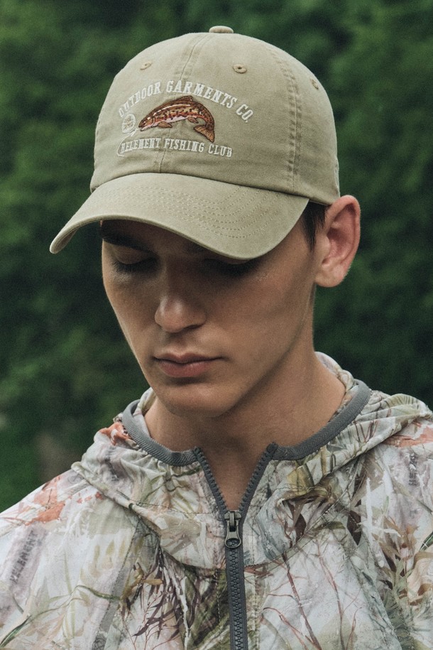 베이지 컬러의 벨리 워시드 볼캡입니다. 부드러운 면 소재로 제작되어 편안한 착용감을 선사하며, 워싱 처리로 자연스러운 멋을 더했습니다. 일반 깊이와 챙 넓이로 제작되어 데일리룩에 활용하기 좋으며, 로고 디자인으로 포인트를 더했습니다. 캐주얼, 미니멀, 클래식 스타일을 즐겨 입는 분들께 추천하며, 봄 소풍룩이나 산책룩에 매치하면 좋습니다. 사이즈 조절이 가능하여 누구나 편안하게 착용할 수 있습니다.
