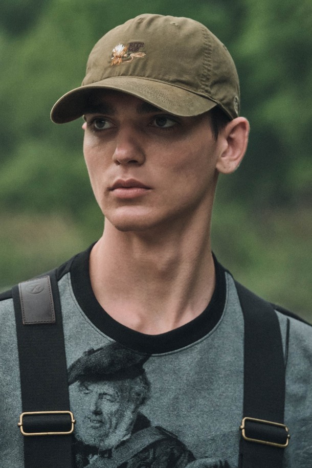 플라이 카키 볼캡 (KHAKI)은 면 소재로 제작되어 부드러운 촉감이 특징인 볼캡입니다. 가먼트 워싱 처리로 레트로 감성을 더했으며, 일상, 피싱, 아웃도어, 여행룩에 모두 잘 어울리는 디자인입니다. 모자 깊이는 17cm이며, 머리둘레 58cm에 적합한 프리사이즈로 제작되었습니다. 자수 패턴과 디자인 장식이 포인트로, 챙 디테일이 없는 미니멀한 스타일을 연출합니다. 봄, 여름 시즌에 착용하기 좋으며, 사이즈 조절이 가능하여 편안하게 사용할 수 있습니다.
