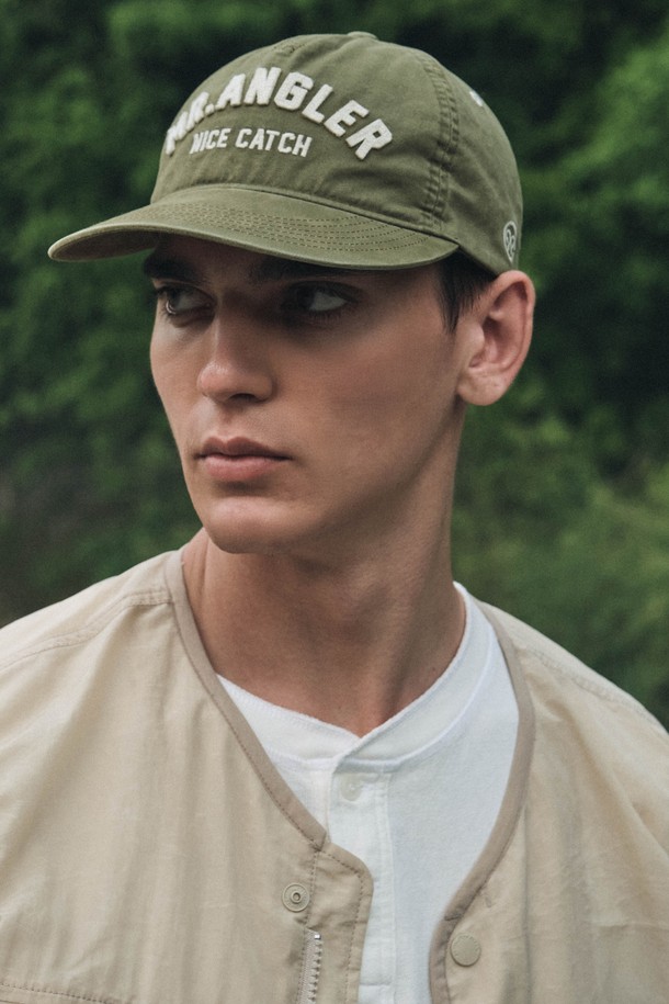 앵글러 코튼 캠프캡 (카키)는 남녀 모두 착용 가능한 모자로, 피싱, 일상, 아웃도어 활동에 적합합니다. 부드러운 면 소재로 제작되어 봄, 여름 시즌에 편안하게 착용할 수 있으며, 모자 깊이 17cm, 일반 챙 넓이를 갖추었습니다. 레트로 스타일과 스트리트 무드를 동시에 느낄 수 있으며, 워싱 가공과 3D 자수 디자인이 특징입니다. 직선 챙과 라운드 챙으로 변형하여 다양한 스타일을 연출할 수 있고, 사이즈 조절 기능으로 편안한 착용감을 제공합니다. 여행룩, 캐주얼, 스트리트, 레트로 스타일을 즐기는 분들께 추천합니다.
