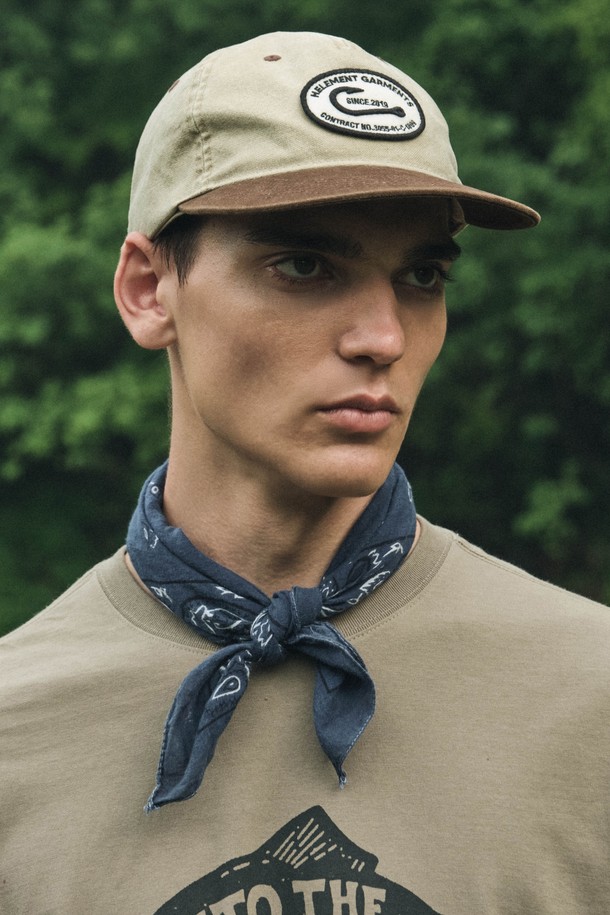 후크 베이지 스냅백 (BEIGE)은 일상, 캠핑, 피싱, 트레킹 등 다양한 활동에 어울리는 모자입니다. 베이지 컬러의 무지 디자인으로, 클래식 코튼 옥스포드 원단을 사용하여 부드러운 촉감을 선사합니다. 투톤 디자인과 챙 모양 조절이 가능한 볼캡 스타일로, 스트릿, 캐주얼, 레트로 스타일을 연출할 수 있습니다. 흡습 기능과 사이즈 조절 기능이 있어 편안하게 착용 가능하며, 캠핑룩, 산책룩, 여행룩을 완성해 보세요. 모자 깊이는 17cm이며, 자수 디테일이 돋보입니다.
