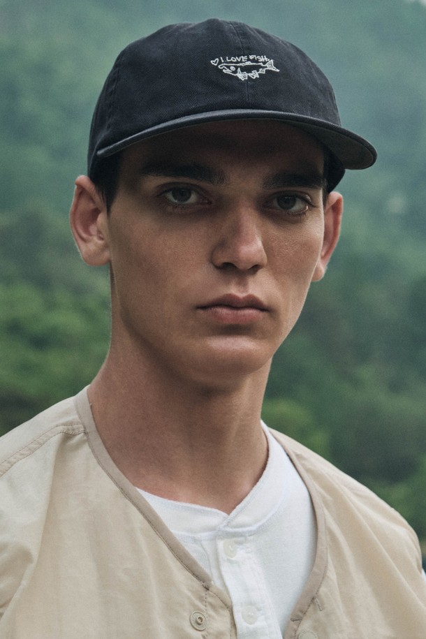 어반 레트로 캠프캡 (네이비)는 캐주얼, 미니멀, 클래식 스타일을 선호하는 분들을 위한 모자입니다. 헤링본 패턴의 네이비 컬러 면 소재로 제작되어 부드러운 촉감을 선사하며, 봄, 여름 계절에 착용하기 좋습니다. 머리둘레 58cm의 프리사이즈로 대부분의 성인에게 잘 맞으며, 흡습 기능이 있어 쾌적하게 착용할 수 있습니다. 캠핑룩, 산책룩과 같은 TPO에 적합하며, 자수 및 피쉬 그래픽 디자인으로 포인트를 더했습니다. 간단하게 볼캡 형태로도 변경하여 다양한 스타일을 연출할 수 있습니다.
