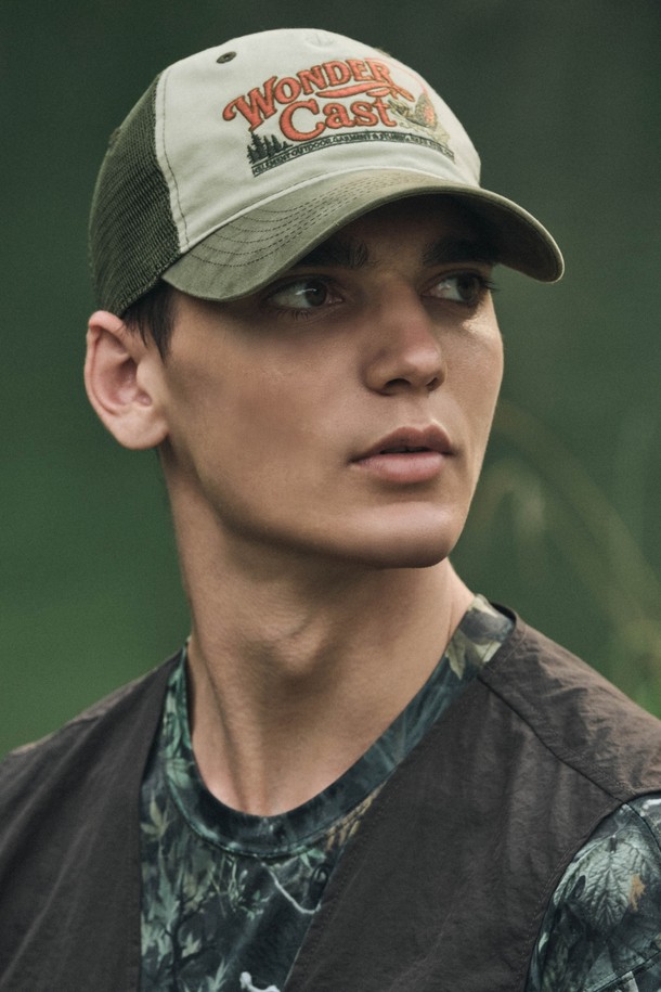 캐스트 카키 트러커 (KHAKI)는 여름철 야외 활동에 적합한 남녀 공용 트러커캡입니다. 면과 폴리에스터 혼방 소재로 제작되어 부드러운 촉감과 통기성을 제공하며, 메쉬 백패널 디자인으로 쾌적함을 더했습니다. 클래식 플라이 피싱 그래픽과 레트로 스타일 자수 디테일이 돋보이며, 프리사이즈로 편안하게 착용 가능합니다. 여행, 휴가, 캠핑 등 다양한 TPO에 어울리는 캐주얼, 클래식, 고프코어 스타일의 모자입니다. 모자 깊이는 17cm입니다.
