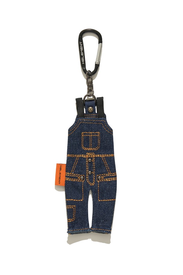 크루거 오버롤 키링 (인디고)은 데님 소재의 오버롤 미니어처 디자인으로, 캐주얼한 스타일을 연출합니다. 인디고 컬러와 Free 사이즈로 제작되었으며, 동네 마실룩이나 산책룩에 포인트 아이템으로 활용하기 좋습니다. 카라비너 타입 고리가 있어 가방이나 열쇠에 간편하게 걸 수 있으며, 총길이 21.5cm, 폭 5.5cm의 아담한 크기로 일상 속 장식용으로 활용하기 좋습니다. 미니멀한 스타일을 선호하는 분들에게 추천합니다.
