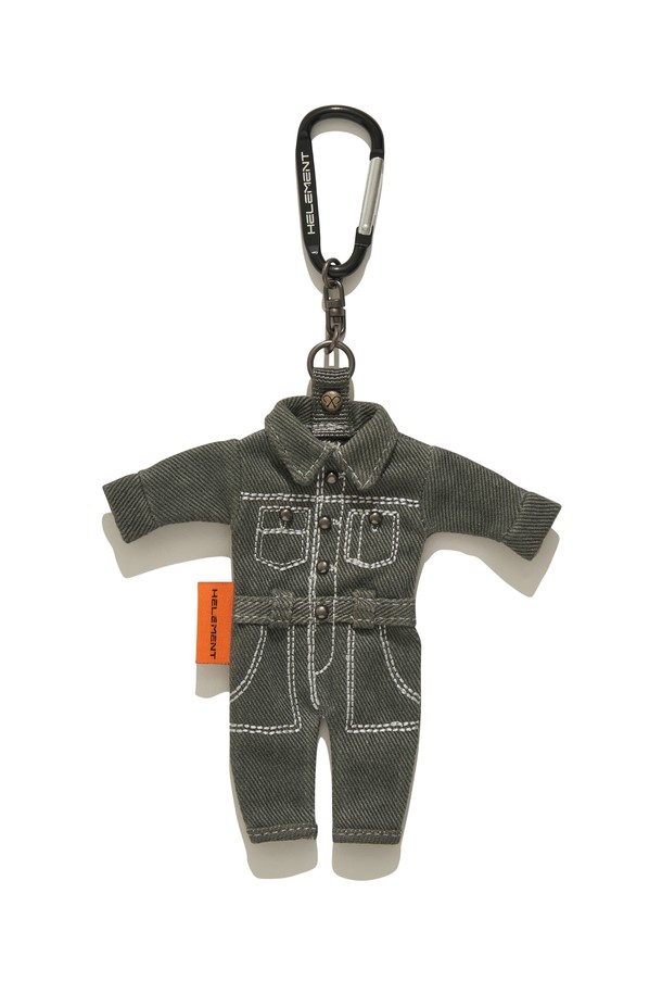 티거 점프수트 키링 (D GREY)은 귀여운 티거 캐릭터 디자인이 돋보이는 키링입니다. 미니어처 점프수트 형태에 스티치 패턴이 더해져 캐주얼하고 미니멀한 스타일을 연출합니다. 카라비너가 부착되어 있어 가방이나 열쇠 등에 간편하게 걸어 사용할 수 있습니다. 동네 마실룩, 여행룩, 산책룩 등 다양한 TPO에 활용 가능하며, 스트리트 패션을 즐기는 분들께도 잘 어울립니다. D GREY 컬러로 제작되어 어떤 스타일에도 무난하게 매치할 수 있습니다.
