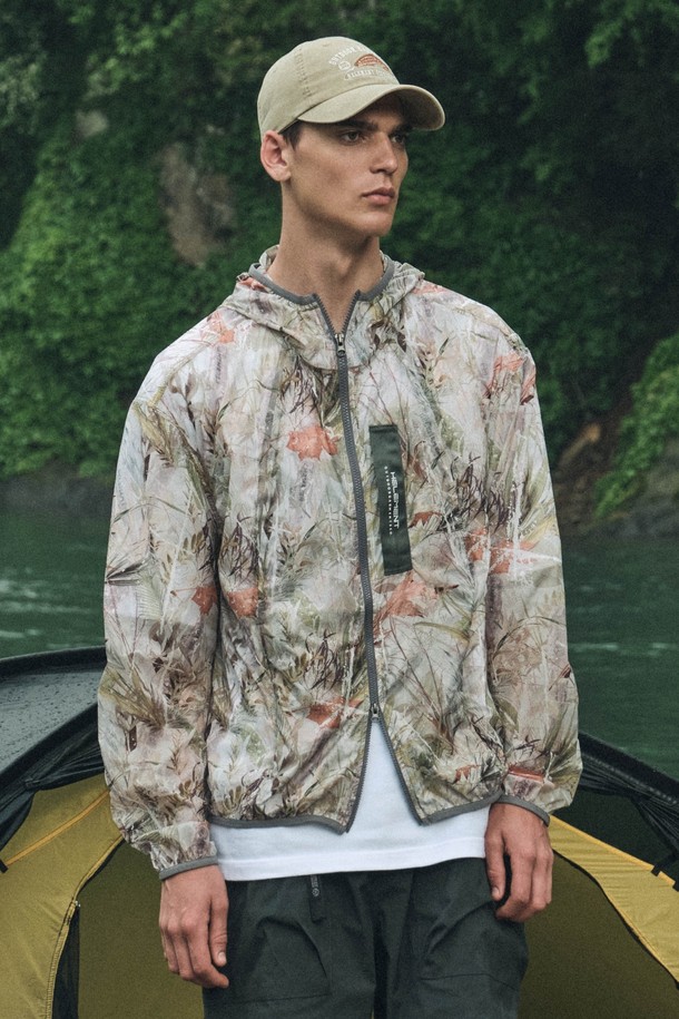 코쿤 웨빙 바람막이 자켓 (CAMO)은 남성용 아우터로, 봄, 여름철 아웃도어 활동과 일상에서 활용하기 좋은 아이템입니다. 얇고 가벼운 나일론 소재에 통기성, 방수 기능을 더하여 쾌적한 착용감을 선사하며, 밀리터리/스포티 스타일의 카모 패턴과 레귤러핏으로 트렌디함을 더했습니다. 집업 방식의 긴소매 자켓으로, 3D 패턴 디자인과 립스탑 원단으로 내구성을 높였으며, 최소한의 부피로 휴대성을 높인 실용적인 제품입니다.
