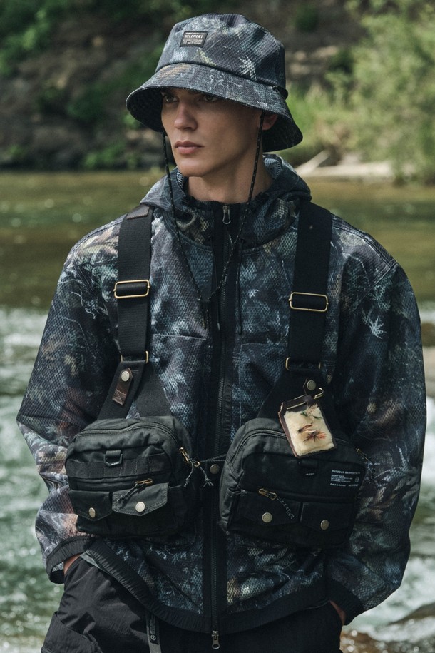 H55 루어 멀티 베스트 (블랙)는 남성용 아우터 베스트로, 캠핑, 피싱, 아웃도어 활동에 적합합니다. 블랙과 카키 두 가지 색상으로 출시되었으며, 봄, 여름, 가을 시즌에 활용하기 좋습니다. 겉감은 뻣뻣한 면 소재이며, 왁스코팅 처리가 되어 있어 생활 방수 기능을 제공합니다. 벨크로 여밈 방식과 레귤러핏으로 편안한 착용감을 선사하며, 가죽 디테일이 적용되어 밀리터리, 아웃도어 스타일을 연출합니다. 다수의 벨크로 포켓과 대용량 수납공간, 백패널 레인자켓 수납 공간, 멀티 수납공간을 갖춰 실용성을 높였습니다.
