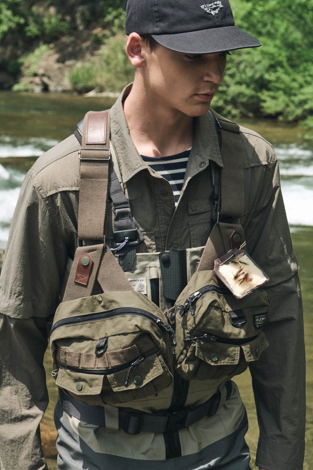 H55 루어 멀티 베스트 (카키)는 남성용 베스트로, 피싱, 캠핑, 아웃도어 활동에 적합합니다. 봄, 여름, 가을 계절에 어울리며 밀리터리 및 빈티지 스타일을 연출합니다. 면 소재에 왁스 코팅 처리되어 뻣뻣한 촉감을 주며, 벨크로 여밈 방식과 레귤러핏으로 디자인되었습니다. 소가죽 디테일, 바택 스티치 보강, 대용량 수납공간, 벨크로 포켓, 백패널 수납공간 등 실용적인 기능성을 갖춘 워크웨어, 캐주얼, 고프코어 스타일의 베스트입니다.
