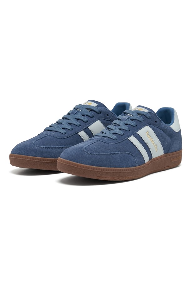 레트로 아르젠티 스니커즈 (BLUE)는 남성을 위한 캐주얼, 클래식, 레트로 스타일의 스니커즈입니다. 부드러운 스웨이드와 소가죽 소재로 제작되어 편안함과 내구성을 동시에 갖추었습니다. 라운드 앞코와 낮은 굽, 플랫 형태의 굽 타입으로 편안한 착용감을 제공하며, 면 안감과 흡습, 통기 기능을 통해 쾌적함을 유지합니다. 블루, 블랙, 카키, 네이비, 핑크, 화이트, 옐로우 등 다양한 컬러 옵션으로 제공되며 끈으로 여미는 로우탑 디자인입니다. 클래식한 디자인과 빈티지 스타일을 결합하여 일상복에 포인트를 더합니다.
