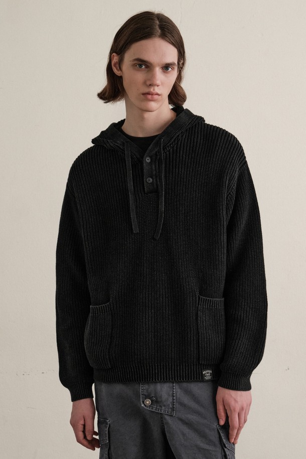 WEST 피그먼트 후드 니트 (블랙)는 가을, 겨울 시즌에 어울리는 남성용 니트/스웨터입니다. 헨리넥과 후드 디자인을 모두 갖춘 레귤러핏의 긴소매 제품으로, 빈티지하면서도 클래식한 스타일을 연출합니다. 면 소재에 두꺼운 두께감으로 제작되었으며, 피그먼트 워싱 처리와 후드 중앙 스트라이프 디테일이 특징입니다. 데일리룩, 카페룩, 모임룩 등 다양한 TPO에 활용 가능하며, 클래식, 캐주얼, 미니멀 스타일을 추구하는 분들께 추천합니다. 착용 시 필링(보풀)이 발생할 수 있습니다.
