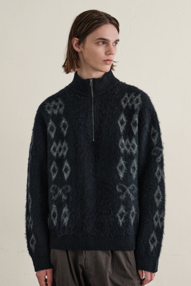 네이비 컬러의 유콘 패턴 자가드 니트입니다. 하프넥 디자인과 두꺼운 두께감으로 가을, 겨울철 따뜻하게 착용하기 좋습니다. 클래식, 캐주얼 스타일 모두 소화 가능하며, 일상, 레저 활동에 적합합니다. 부드러운 촉감과 레귤러 핏으로 편안한 착용감을 선사합니다. 하프 집업 스타일과 프리미엄 자가드 디테일이 돋보이는 남성용 니트입니다.
