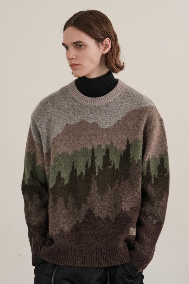 애투 그래픽 풀오버 (BROWN)는 가을, 겨울 시즌에 어울리는 공용 니트/스웨터입니다. 클래식 무드의 레귤러핏으로, 부드러운 울과 나일론 혼방 소재의 두꺼운 두께감이 포근함을 선사합니다. 자연을 모티브로 한 그래픽 디자인과 톤온톤 브라운 컬러, 프리미엄 자카드 기법이 돋보이며, 라운드넥과 긴소매 디자인으로 편안하게 착용 가능합니다. 데이트룩, 카페룩, 겨울 데일리룩 등 다양한 TPO에 미니멀하고 캐주얼하게 스타일링하기 좋습니다. 마찰에 의한 필링 발생 가능성이 있으니 주의하여 관리하십시오.
