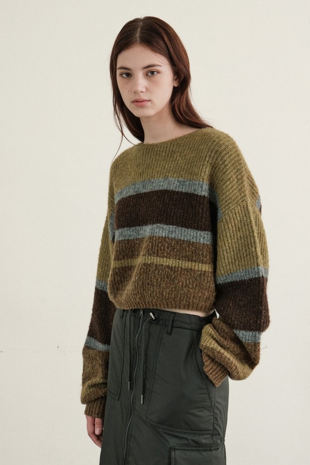 따뜻하고 포근한 여성 스트라이프 크롭 니트 (KHAKI)입니다. 부드러운 촉감의 울, 나일론, 아크릴, 폴리에스터, 스판덱스 혼방 소재로 제작되어 가을, 겨울 시즌에 적합합니다. 모헤어 혼방 원사를 사용하여 은은한 고급스러움을 더했으며, 자카드 기법으로 섬세한 스트라이프 패턴을 표현했습니다. 캐주얼, 클래식, 미니멀 스타일을 모두 소화할 수 있으며, 데이트룩, 카페룩, 겨울 데일리룩 등 다양한 TPO에 활용하기 좋습니다. 다만, 착용 시 마찰에 의해 필링이 발생할 수 있으니 주의하여 관리해주세요.
