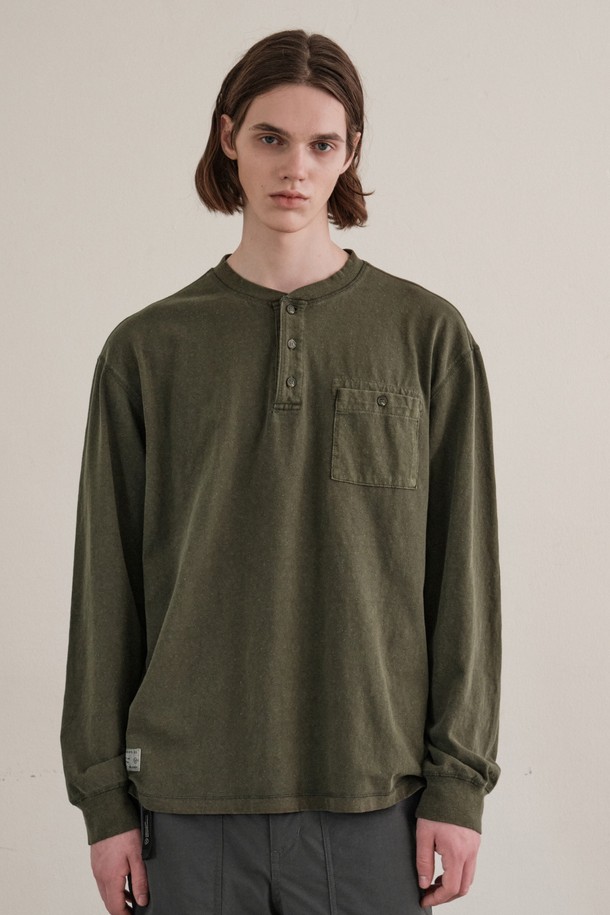 더블린 헨리넥 긴팔 티셔츠 (KHAKI)는 부드러운 촉감의 면 소재로 제작되어 봄, 가을 일상에서 편안하게 착용하기 좋습니다. 캐주얼 및 미니멀 스타일을 추구하는 남성분들을 위한 레귤러핏 긴팔 티셔츠로, 헨리넥 디자인과 무지 패턴으로 베이직한 매력을 더했습니다. 피그먼트 워싱 가공을 통해 빈티지한 카키 컬러감을 살렸으며, 가슴 부분의 미니 포켓이 돋보이는 디테일을 더했습니다. 프리미엄 20수 단일 원단을 사용하여 흡습 기능까지 갖춘 실용적인 아이템입니다. 동네 마실룩이나 산책룩으로 활용하기 좋습니다.
