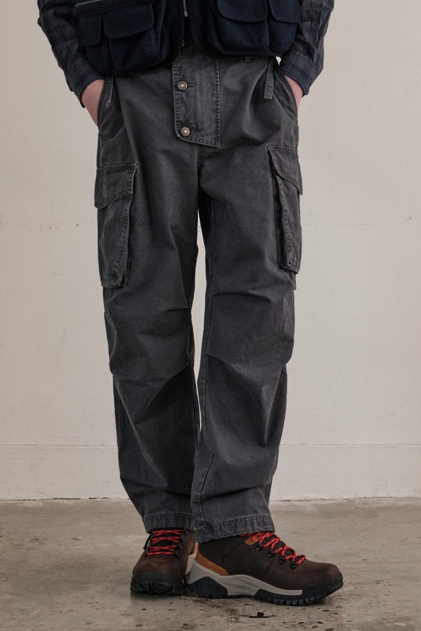 아머 포켓 카고 팬츠 (D/GREY)는 다크그레이 컬러의 남성용 카고 팬츠입니다. 봄, 가을, 겨울에 착용하기 좋으며, 일상 및 아웃도어 활동에 적합합니다. 2차 세계대전 군복에서 영감을 받아 디자인되었으며, 밀리터리 및 스트릿 스타일을 연출할 수 있습니다. 레귤러핏으로 편안하게 착용 가능하며, 면과 나일론 혼방 소재로 제작되어 활동성을 높였습니다. 3D 구조 패턴, 허리 조절 스트랩, 하단 스트랩, 카고 포켓, 지퍼 플랩 등의 디테일이 돋보이는 겨울 데일리룩 스타일을 완성해보세요.
