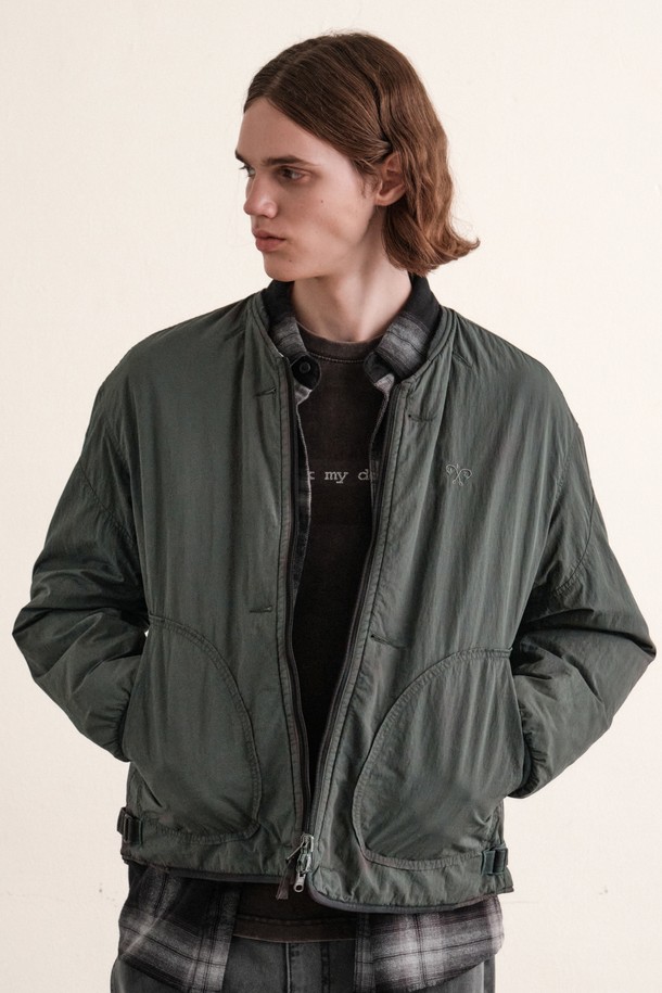 커스텀 리버서블 패딩 재킷 (GREY)은 남녀 모두 착용 가능한 아우터입니다. 가을과 겨울에 적합하며, 밀리터리 및 스트릿 스타일을 연출할 수 있습니다. 무지 및 퀄팅 패턴으로 디자인되었으며, 3M 씬슐레이트 충전재를 사용하여 보온성을 높였습니다. YKK 2-way 지퍼와 빈티지 밀리터리 디자인이 특징이며, 경량 소재로 제작되어 편안한 착용감을 선사합니다. 겨울 데일리룩, 여행룩에 캐주얼하고 미니멀한 스트리트 스타일을 더해보세요.
