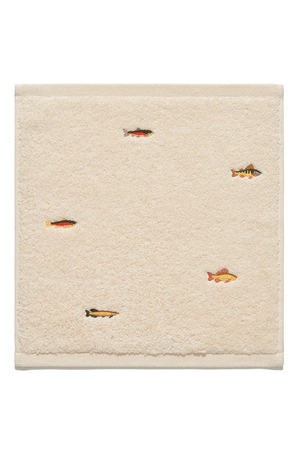 [HELEMENT X TWB] 프리미엄 자수 핸드타올 (오프화이트)는 부드러운 면 소재로 제작되어 흡수력이 뛰어납니다. 오프화이트 색상 바탕에 물고기 자수 디테일이 돋보이는 디자인으로, 캠핑 등 야외 활동 시 유용하게 사용하실 수 있습니다. 보통 두께감으로 제작되어 휴대성이 좋으며, 프리미엄 소재를 사용하여 부드러운 촉감을 선사합니다. 섬세한 자수 장식은 은은한 포인트를 더해줍니다.