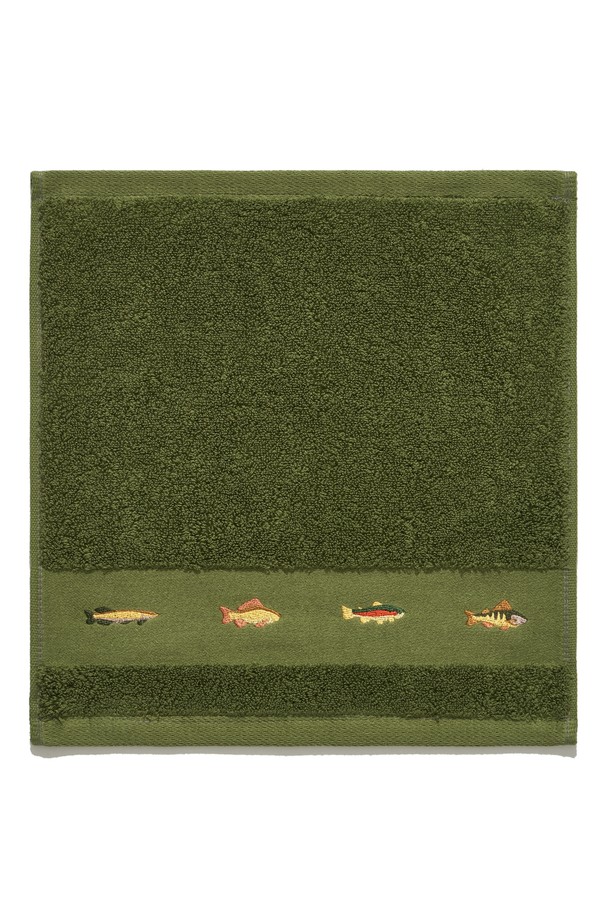 [HELEMENT X TWB] 프리미엄 레인보우 핸드타올 (OLIVE)는 부드러운 면 소재로 제작되어 뛰어난 흡수력을 자랑합니다. 올리브 색상의 무지 디자인에 은은한 자수 디테일이 돋보이며, '레인보우' 시리즈의 감성을 담았습니다. 캠핑 또는 일상생활에서 간편하게 사용할 수 있는 실용적인 핸드타올입니다. 보통 두께감으로 제작되어 휴대성이 뛰어나며, 부드러운 촉감이 특징입니다.
