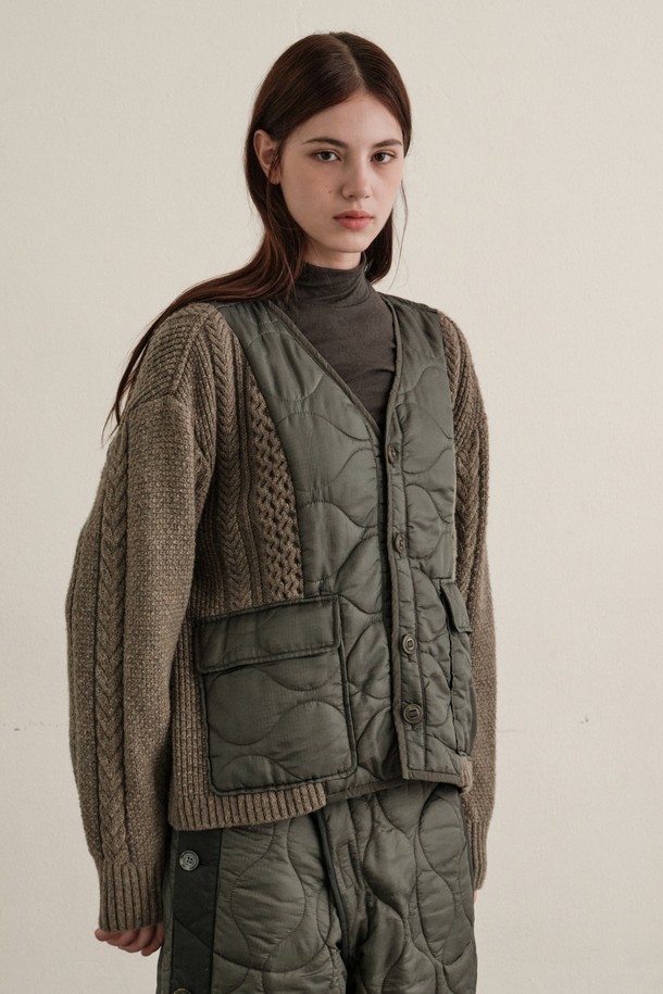 부드러운 니트 소재와 퀼팅 디자인이 돋보이는 여성 브라운 컬러의 니트 퀼팅 재킷입니다. 가을, 겨울 시즌에 따뜻하게 착용할 수 있으며, 레귤러 핏에 집업 스타일로 편안한 착용감을 선사합니다. 캐주얼, 베이직 스타일을 선호하는 여성분들에게 적합하며, 출근룩, 모임룩 등 다양한 TPO에 활용 가능합니다. 보온성을 높여주는 두꺼운 두께감과 긴 소매 기장으로 더욱 포근한 느낌을 줍니다. 캐주얼, 클래식, 미니멀 스타일을 모두 아우르는 매력적인 아이템입니다.
