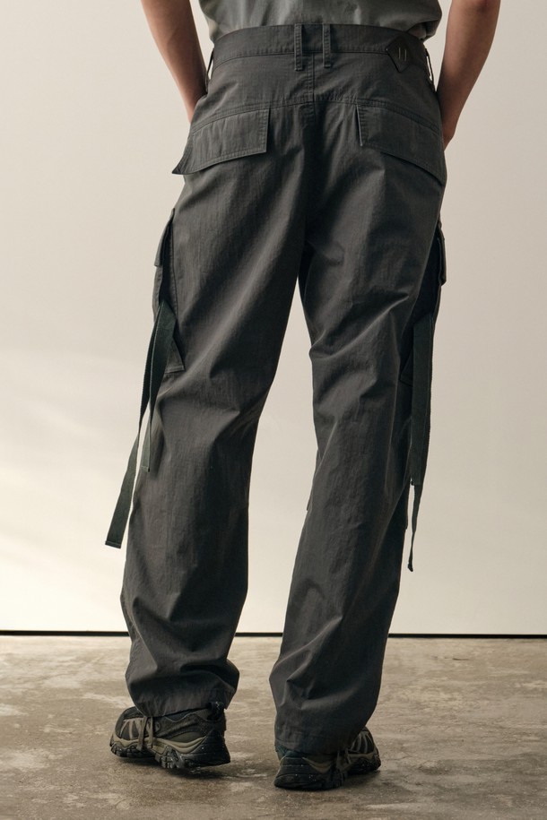오빌리크 스트랩 카고 팬츠 (D/GREY)는 일상과 밀리터리 스타일을 넘나드는 남성용 카고 팬츠입니다. 다크 그레이 컬러의 무지 디자인으로, 사계절 활용 가능한 중간 두께감의 면과 나일론 혼방 소재로 제작되었습니다. WWII 밀리터리 유니폼에서 영감을 받아 3D 패턴과 하단 스트랩 디테일이 특징이며, 사이드 포켓과 숨겨진 수납 공간을 더해 실용성을 높였습니다. 레귤러 핏으로 편안한 착용감을 제공하며, 여행룩, 캠핑룩, 캐주얼, 워크웨어, 미니멀 스타일을 즐기는 분들께 추천합니다.
