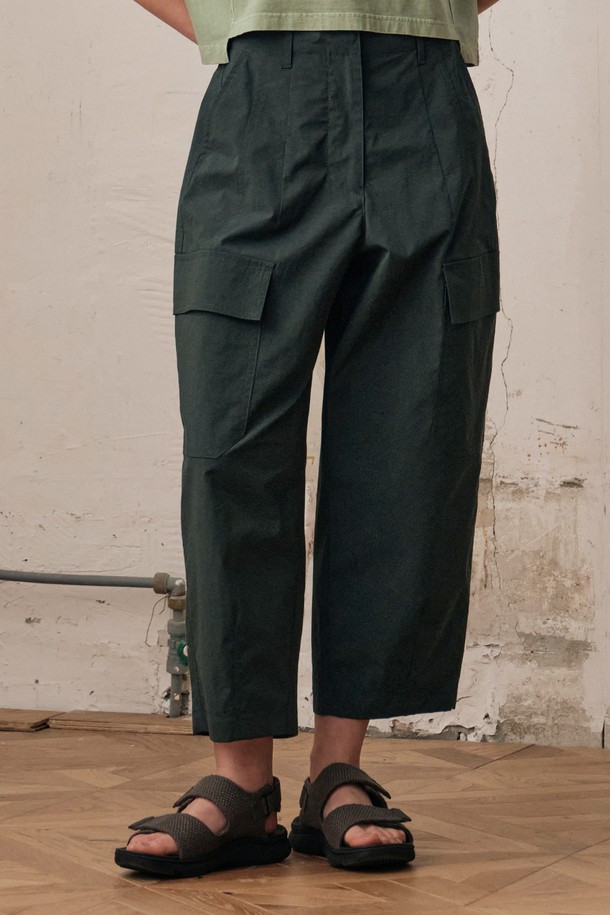 **여성 코쿤 카고 팬츠 (모스 그린)**

일상, 산책 등 가벼운 활동에 적합한 여성용 카고 팬츠입니다. 모스 그린 컬러의 루즈핏 세미배기 스타일로, 스트릿 및 캐주얼 무드를 연출합니다. 봄, 여름, 가을 시즌에 활용하기 좋은 9부 기장의 얇은 두께감으로, 부드러운 촉감과 스트레치 소재의 편안한 착용감을 선사합니다. 카고 스타일 디자인이 돋보이는 무지 패턴의 바지로, 다양한 상의와 매치하여 스타일리시한 룩을 완성해보세요.
