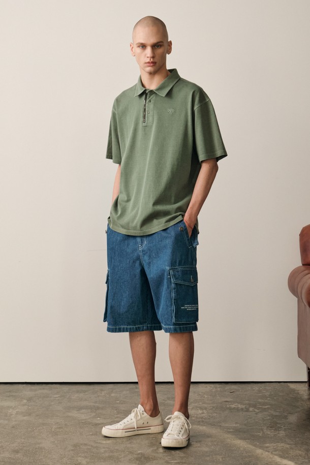 D.Khaki 컬러의 피그먼트 메탈 PQ 반팔 티셔츠는 피그먼트 가공과 메탈 지퍼 디테일로 포인트를 준 남성용 상의입니다. 면 소재로 제작되었으며, 카라 디자인의 레귤러 핏으로 일상 및 아웃도어 활동에 모두 적합한 캐주얼 스타일을 연출합니다. 여름 시즌에 어울리는 반소매 디자인으로, 프리미엄 캐주얼 감성을 더했습니다.
