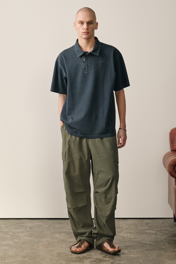 네이비 컬러의 피그먼트 메탈 PQ 반소매 티셔츠입니다. 면 소재로 제작되어 편안한 착용감을 선사하며, 봄, 여름 시즌 데일리룩과 아웃도어 활동에 적합합니다. 레귤러 핏과 카라넥 디자인으로 캐주얼하고 베이직한 스타일을 연출하며, 메탈 지퍼 디테일이 포인트를 더합니다. 피그먼트 가공으로 빈티지한 느낌을 살린, 프리미엄 캐주얼 감성의 티셔츠입니다. 산책룩, 여행룩 등 다양한 TPO에 활용하기 좋으며, 캐주얼, 미니멀, 클래식 스타일을 즐겨 입는 남성분들께 추천합니다.
