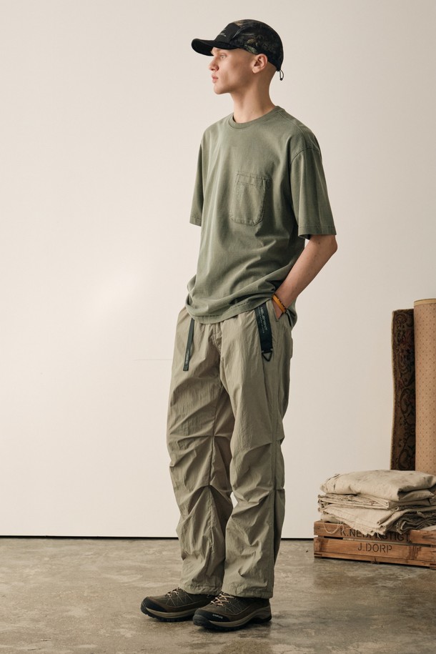 코쿤 웨빙 나일론 팬츠 (L KHAKI)는 캠핑, 트레킹, 피싱, 일상 등 다양한 활동에 적합한 남성용 나일론 팬츠입니다. 봄, 여름, 가을 계절에 착용하기 좋으며, 아웃도어와 캐주얼 스타일을 모두 아우릅니다. 3D 입체 패턴의 일자핏 디자인으로 편안한 착용감을 제공하며, 무릎 부분의 4개 다트 디테일과 기능성 디자인이 돋보입니다. 웨빙 벨트가 포함되어 있어 허리 사이즈 조절이 용이하며, 발수 기능이 있어 쾌적함을 유지합니다. 여행룩, 등산룩, 고프코어, 워크웨어 스타일을 즐겨 입는 분들께 추천합니다.
